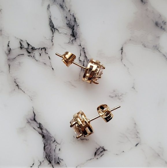 New Elegant Gold Stud Earrings - Picture 4 of 6